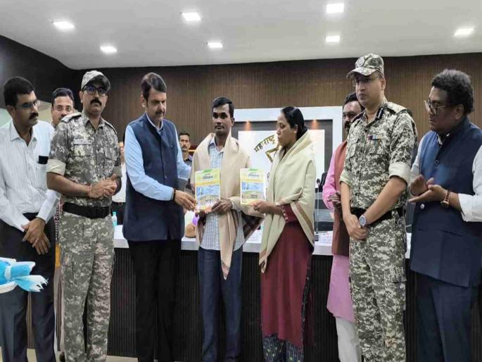 Gadchiroli Surrender of Jahal Maoist leader Giridhar with wife | शस्त्र चालवणाऱ्या हाती संविधान; जहाल माओवादी नेता गिरीधरचे सपत्नीक आत्मसमर्पण Gadchiroli Surrender of Jahal Maoist leader Giridhar with wife | शस्त्र चालवणाऱ्या हाती संविधान; जहाल माओवादी नेता गिरीधरचे सपत्नीक आत्मसमर्पण