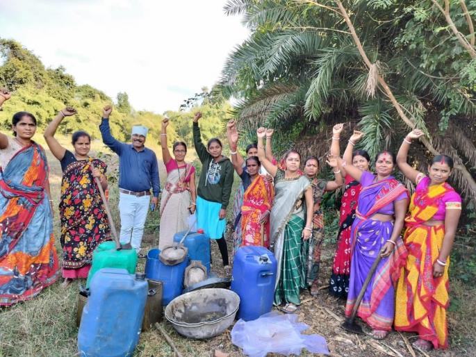 Gadchiroli: Women took up sickle to make Geethali village alcohol free, 220 liters of alcohol along with 56 drums were destroyed. | Gadchiroli: गीताली गाव दारूमुक्त करण्यासाठी महिलांनी उचलला विळा, ५६ ड्रम सडव्यासह २२० लिटर दारू नष्ट Gadchiroli: Women took up sickle to make Geethali village alcohol free, 220 liters of alcohol along with 56 drums were destroyed. | Gadchiroli: गीताली गाव दारूमुक्त करण्यासाठी महिलांनी उचलला विळा, ५६ ड्रम सडव्यासह २२० लिटर दारू नष्ट