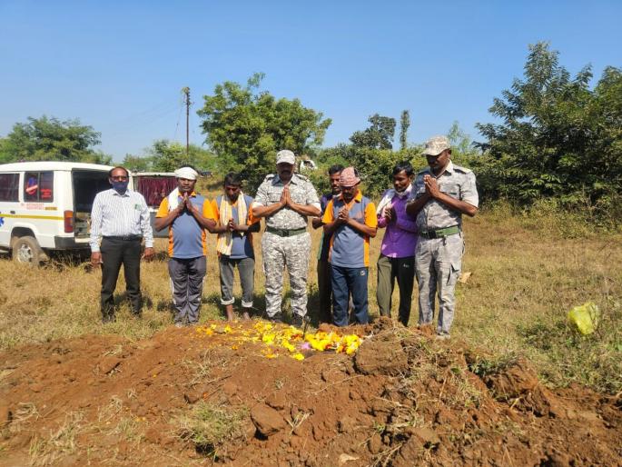Gadchiroli Police's sensitivity on Human Rights Day, 'Humanity's shoulder' on the final journey of an orphaned old man | ‎बेवारस वृद्धेच्या अंतिम प्रवासाला ‘माणुसकीचा खांदा’, मानवी हक्क दिनी गडचिरोली पोलिसांचा संवेदनशीलपणा 