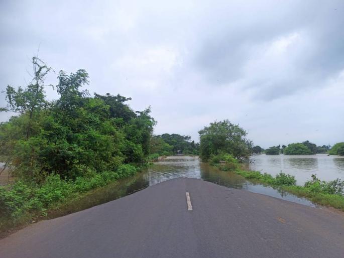 Drizzling rains, still flood-hit, Gadchiroli-Nagpur highway under water | पाऊस रिमझिम, तरीही पुराचा तडाखा, गडचिरोली-नागपूर महामार्ग पाण्याखाली Drizzling rains, still flood-hit, Gadchiroli-Nagpur highway under water | पाऊस रिमझिम, तरीही पुराचा तडाखा, गडचिरोली-नागपूर महामार्ग पाण्याखाली