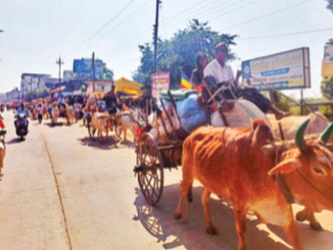 56 families left the village with family in a bullock cart; Argument over the panel of great men gadchiroli | बैलगाडीत बिऱ्हाड घेऊन ५६ कुटुंबांनी सोडले गाव; महापुरुषांच्या फलकावरून वाद 