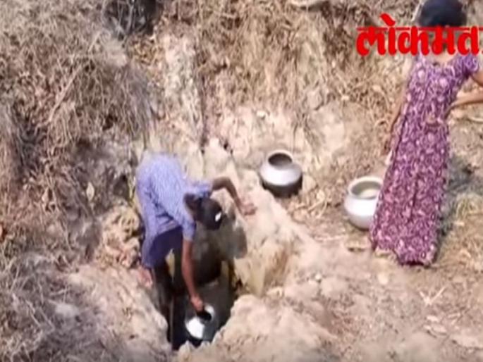 The pothic water, the Panchayat Samiti, along with the Gram Panchayat has to be drunk here | इथं प्यावे लागतेय खड्ड्याचे पाणी, ग्रामपंचायतीसह पंचायत समितीने फिरविली पाठ The pothic water, the Panchayat Samiti, along with the Gram Panchayat has to be drunk here | इथं प्यावे लागतेय खड्ड्याचे पाणी, ग्रामपंचायतीसह पंचायत समितीने फिरविली पाठ