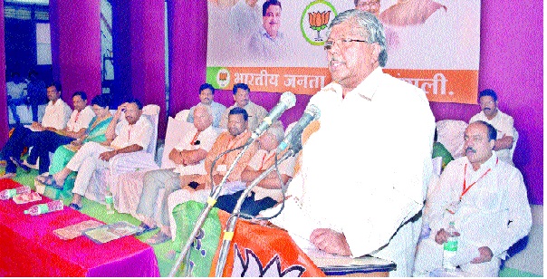 Leaders led by Gadgil: What is Kaka, Khaden? Election of the municipal corporation: Chandrakant Patil's announcement sparks debate in BJP; | गाडगीळांकडे नेतृत्व : काका, खाडेंचे काय? महापालिका निवडणूक : चंद्रकांत पाटील यांच्या घोषणेने भाजपमध्ये चर्चेला उधाण;  Leaders led by Gadgil: What is Kaka, Khaden? Election of the municipal corporation: Chandrakant Patil's announcement sparks debate in BJP; | गाडगीळांकडे नेतृत्व : काका, खाडेंचे काय? महापालिका निवडणूक : चंद्रकांत पाटील यांच्या घोषणेने भाजपमध्ये चर्चेला उधाण;