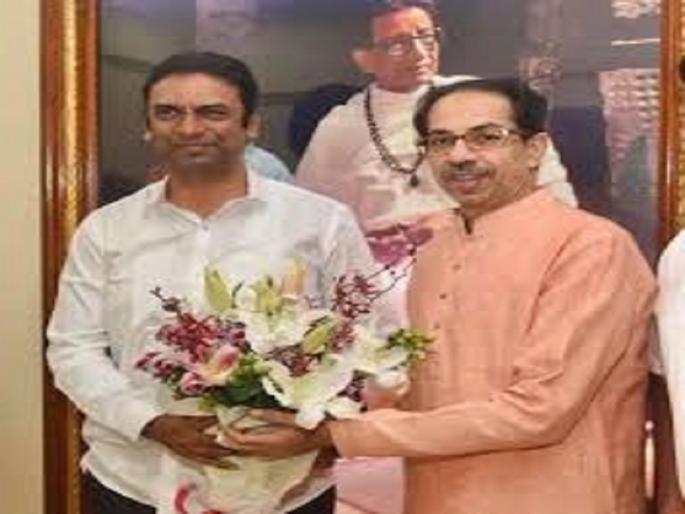 Minister Shankarrao Gadakh joins Shiv Sena; Shivbandhan built on Matoshri | मंत्री शंकरराव गडाख यांचा शिवसेनेत प्रवेश; मातोश्रीवर बांधले शिवबंधन Minister Shankarrao Gadakh joins Shiv Sena; Shivbandhan built on Matoshri | मंत्री शंकरराव गडाख यांचा शिवसेनेत प्रवेश; मातोश्रीवर बांधले शिवबंधन