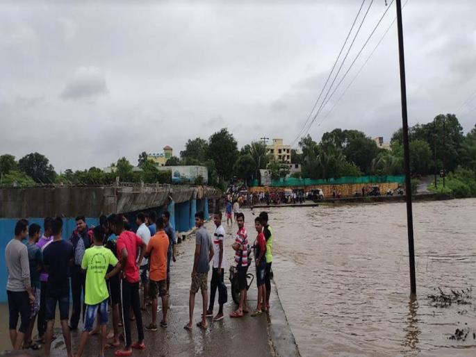 Rain Updates heavy rain panvel and gadhi river overflow | गाढी नदीमध्ये मोटारसायकलसह दांपत्य गेले वाहून, शोधमोहीम सुरू Rain Updates heavy rain panvel and gadhi river overflow | गाढी नदीमध्ये मोटारसायकलसह दांपत्य गेले वाहून, शोधमोहीम सुरू