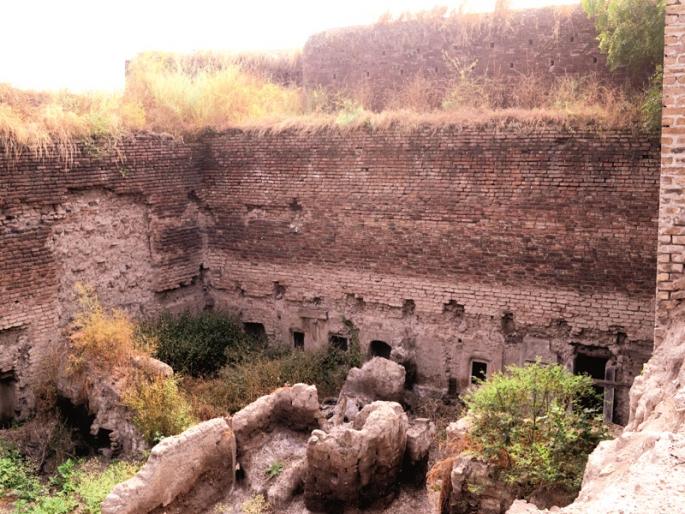 Witness landownership is collapsing historic stronghold | वतनदारीची साक्षीदार ऐतिहासिक गढी ढासळतेय Witness landownership is collapsing historic stronghold | वतनदारीची साक्षीदार ऐतिहासिक गढी ढासळतेय