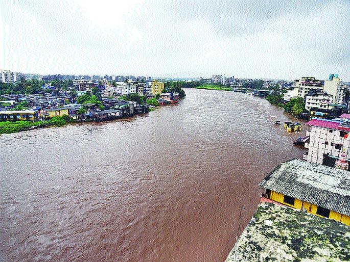  Rainfall in Panvel! Residents of the Gadhi river area enter into the water | पनवेलमध्ये पावसाचा हाहाकार!; गाढी नदी परिसरातील रहिवासी वस्तीत शिरले पाणी