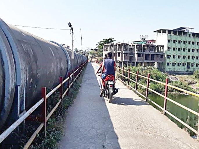 Traffic from the dangerous Vaadi bridge on river Gadhhi continues | गाढी नदीवरील धोकादायक देवद पुलावरून वाहतूक सुरूच Traffic from the dangerous Vaadi bridge on river Gadhhi continues | गाढी नदीवरील धोकादायक देवद पुलावरून वाहतूक सुरूच