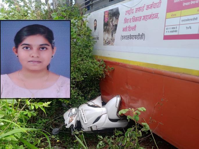 ST bus reverses and hits bike while changing gear on bend; Student killed, father injured in Gadhinglaj Kolhapur district | Kolhapur: वळणावर गिअर बदलताना एसटी बस मागे येवून दुचाकीस धडकली; विद्यार्थीनी ठार, वडील जखमी  ST bus reverses and hits bike while changing gear on bend; Student killed, father injured in Gadhinglaj Kolhapur district | Kolhapur: वळणावर गिअर बदलताना एसटी बस मागे येवून दुचाकीस धडकली; विद्यार्थीनी ठार, वडील जखमी