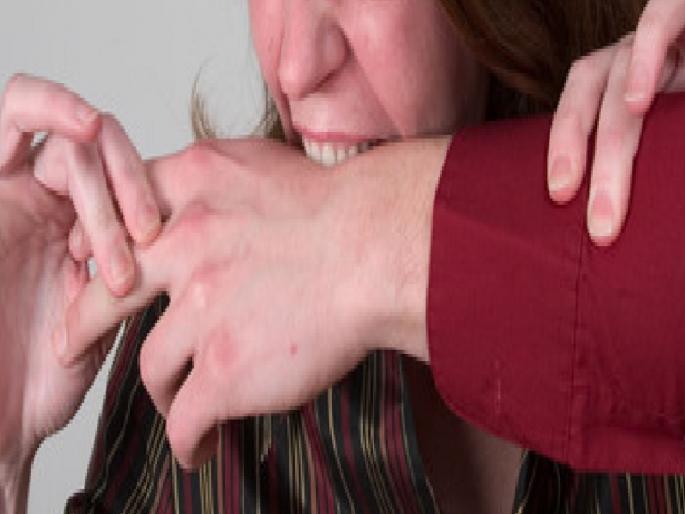 Doctor's daughter bites and breaks father's finger over property dispute in Gadhinglaj, case registered | Kolhapur Crime: मालमत्तेच्या वादातून डॉक्टर मुलीने चावा घेत वडिलांचे बोट तोडले, गुन्हा दाखल
