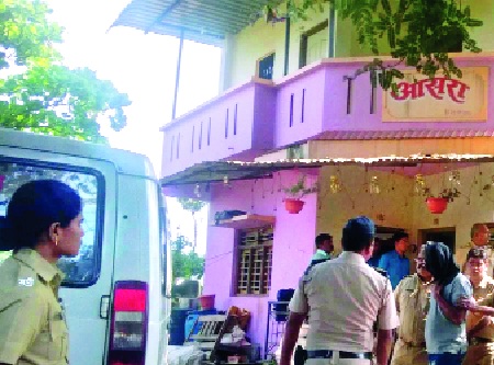 Married in the house, threw in Ambalite ..! Bhadgaon teacher murder case- slippers on pearls, lacs of Shiva | घरातच मारले, गाडीत टाकले, आंबोलीत फेकले..! भडगाव शिक्षक खून प्रकरण -आरोपींवर चप्पलफेक, शिव्यांची लाखोली  Married in the house, threw in Ambalite ..! Bhadgaon teacher murder case- slippers on pearls, lacs of Shiva | घरातच मारले, गाडीत टाकले, आंबोलीत फेकले..! भडगाव शिक्षक खून प्रकरण -आरोपींवर चप्पलफेक, शिव्यांची लाखोली