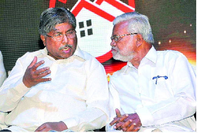 Political excitement by the 'Gadhinglaje tour' of the grandfathers in the state 'Gugali': Snrhojan taken at home of Shriptev Shinde - because of politics | दादांच्या ‘गडहिंग्लज दौºया’मुळे राजकीय खळबळ राज्यातही टाकली ‘गुगली’ : श्रीपतराव शिंदे यांच्या घरी घेतले स्नेहभोजन---कारण राजकारण Political excitement by the 'Gadhinglaje tour' of the grandfathers in the state 'Gugali': Snrhojan taken at home of Shriptev Shinde - because of politics | दादांच्या ‘गडहिंग्लज दौºया’मुळे राजकीय खळबळ राज्यातही टाकली ‘गुगली’ : श्रीपतराव शिंदे यांच्या घरी घेतले स्नेहभोजन---कारण राजकारण