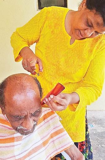 corona in kolhapur: 'Corona' collapse: Gadhingelj provincial authorities cite action | corona in kolhapur : ‘कोरोना’चा धसका : गडहिंग्लजच्या प्रांताधिकाऱ्यांनी कृतीतून सांगितला उपाय corona in kolhapur: 'Corona' collapse: Gadhingelj provincial authorities cite action | corona in kolhapur : ‘कोरोना’चा धसका : गडहिंग्लजच्या प्रांताधिकाऱ्यांनी कृतीतून सांगितला उपाय