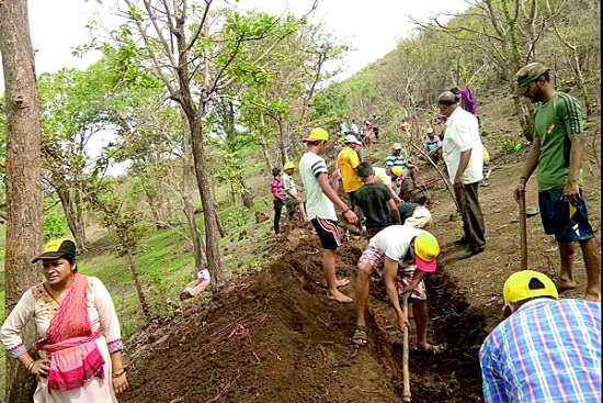 Water establishment work in 'Gadhinglj' starts from 'Batakangala': youth initiative, | ‘गडहिंग्लज’मध्येही पाणी प्रतिष्ठानचे काम सुरू ‘बटकणंगले’त सुरुवात : तरुणाईचा पुढाकार, Water establishment work in 'Gadhinglj' starts from 'Batakangala': youth initiative, | ‘गडहिंग्लज’मध्येही पाणी प्रतिष्ठानचे काम सुरू ‘बटकणंगले’त सुरुवात : तरुणाईचा पुढाकार,