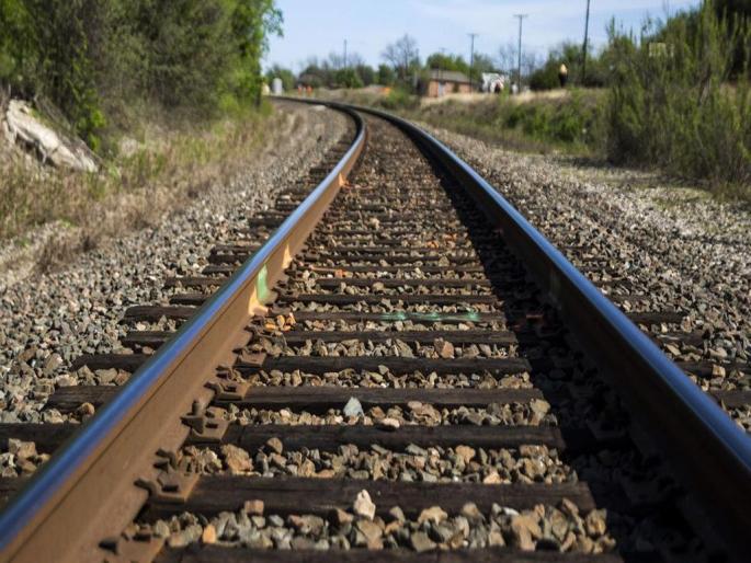 There was a clamor for 'recharge' in love; She threw herself in front of a running train! | प्रेमात ‘रिचार्ज’साठी झाली कुरबूर; तिने धावत्या रेल्वेसमोर स्वतःला झोकून दिले! There was a clamor for 'recharge' in love; She threw herself in front of a running train! | प्रेमात ‘रिचार्ज’साठी झाली कुरबूर; तिने धावत्या रेल्वेसमोर स्वतःला झोकून दिले!