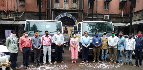 CADF presents two suction vehicles worth Rs 45 lakh to NMC | सीआडीएफतर्फे महापालिकेस ४५ लाखांच्या दोन सक्शन गाड्या भेट CADF presents two suction vehicles worth Rs 45 lakh to NMC | सीआडीएफतर्फे महापालिकेस ४५ लाखांच्या दोन सक्शन गाड्या भेट
