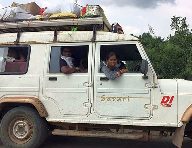 MA learned Kiran became a taxi driver | एमए शिकलेली किरण बनली टॅक्सी ड्रायव्हर MA learned Kiran became a taxi driver | एमए शिकलेली किरण बनली टॅक्सी ड्रायव्हर