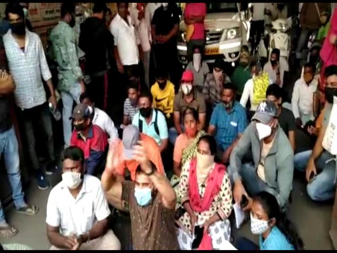 Citizens' sit-in agitation for vaccination at Gadikhana Hospital | Pune Corona News: गाडीखाना दवाखान्यात लसीकरणासाठी नागरिकांचे ठिय्या आंदोलन Citizens' sit-in agitation for vaccination at Gadikhana Hospital | Pune Corona News: गाडीखाना दवाखान्यात लसीकरणासाठी नागरिकांचे ठिय्या आंदोलन