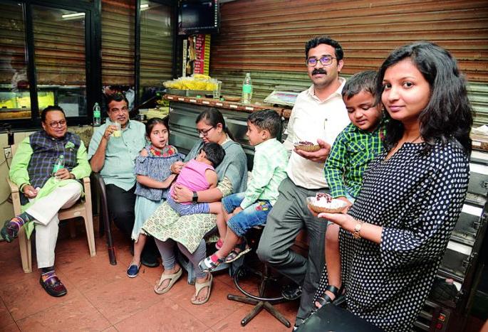 Gadkari, Darda's friendship is a surprise | गडकरी, दर्डांच्या मैत्रीने केले आश्चर्यचकित Gadkari, Darda's friendship is a surprise | गडकरी, दर्डांच्या मैत्रीने केले आश्चर्यचकित