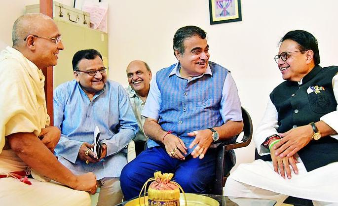 Nitin Gadkari took a meeting with Devendra Sagar Maharaj | नितीन गडकरी यांनी घेतली देवेंद्रसागरजी महाराज यांची भेट Nitin Gadkari took a meeting with Devendra Sagar Maharaj | नितीन गडकरी यांनी घेतली देवेंद्रसागरजी महाराज यांची भेट