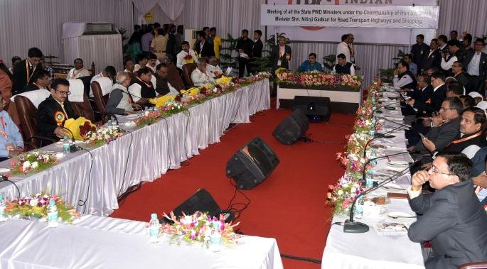 States should follow up with the Center for construction of roads: Chief Minister | रस्ते बांधणीबाबत राज्यांनी केंद्राकडे पाठपुरावा करावा :मुख्यमंत्री States should follow up with the Center for construction of roads: Chief Minister | रस्ते बांधणीबाबत राज्यांनी केंद्राकडे पाठपुरावा करावा :मुख्यमंत्री