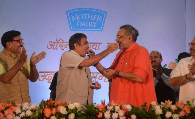 Milk revolution will stop farmers' suicide: Nitin Gadkari | दूध क्रांतीमुळे शेतकऱ्यांच्या आत्महत्या थांबणार : नितीन गडकरी Milk revolution will stop farmers' suicide: Nitin Gadkari | दूध क्रांतीमुळे शेतकऱ्यांच्या आत्महत्या थांबणार : नितीन गडकरी