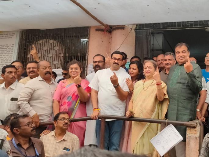 VVIP voting in Nagpur tight security at polling stations lok sabha election 2024 | नागपुरात व्हीव्हीआयपींचे मतदान, मतदान केंद्रांवर कडेकोट सुरक्षाव्यवस्था VVIP voting in Nagpur tight security at polling stations lok sabha election 2024 | नागपुरात व्हीव्हीआयपींचे मतदान, मतदान केंद्रांवर कडेकोट सुरक्षाव्यवस्था