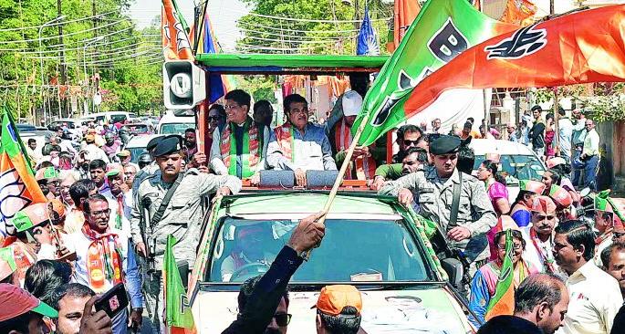 Gadkari performed power in West Nagpur | पश्चिम नागपुरात गडकरींनी केले शक्तिप्रदर्शन Gadkari performed power in West Nagpur | पश्चिम नागपुरात गडकरींनी केले शक्तिप्रदर्शन