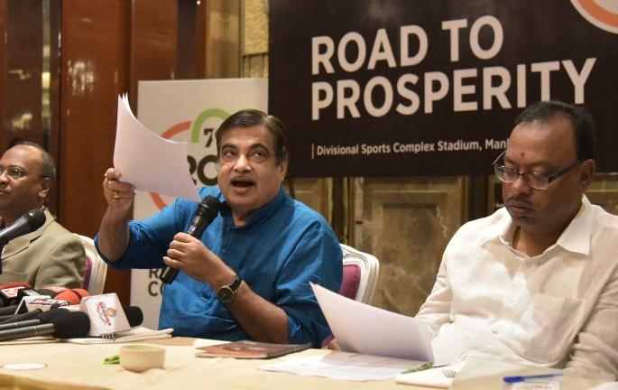 Now the road will be prepared by putting the block: Nitin Gadkari | आता ‘ब्लॉक’ टाकून तयार होणार रस्ते : नितीन गडकरी Now the road will be prepared by putting the block: Nitin Gadkari | आता ‘ब्लॉक’ टाकून तयार होणार रस्ते : नितीन गडकरी
