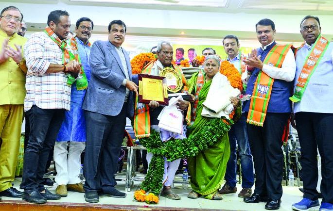 Party is a moving train, new ascending, old down: Nitin Gadkari | पक्ष म्हणजे चालती गाडी, नवीन चढतात, जुने उतरतात : नितीन गडकरी Party is a moving train, new ascending, old down: Nitin Gadkari | पक्ष म्हणजे चालती गाडी, नवीन चढतात, जुने उतरतात : नितीन गडकरी