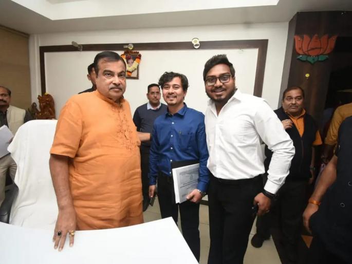 minister nitin Gadkari s pat on the back of young researchers If chemicals are added even closed bores will get water | 'केमिकल टाकले की बंद पडलेल्या बोअरलाही येते पाणी,' संशोधक तरुणांच्या पाठीवर गडकरींची थाप minister nitin Gadkari s pat on the back of young researchers If chemicals are added even closed bores will get water | 'केमिकल टाकले की बंद पडलेल्या बोअरलाही येते पाणी,' संशोधक तरुणांच्या पाठीवर गडकरींची थाप