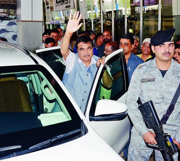 Upset workers were glad to see Gadkari | अस्वस्थ कार्यकर्ते गडकरींना पाहून आनंदित झाले  Upset workers were glad to see Gadkari | अस्वस्थ कार्यकर्ते गडकरींना पाहून आनंदित झाले