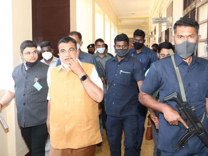 Show clip of mobile and conversation; Dialogue in front of the police on the allegation of threatening Minister Nitin Gadkari | "मोबाइल अन् संभाषणाची क्लिप दाखवा"; नितीन गडकरींना धमकी देणाऱ्याची पोलिसांसमोर डायलॉगबाजी Show clip of mobile and conversation; Dialogue in front of the police on the allegation of threatening Minister Nitin Gadkari | "मोबाइल अन् संभाषणाची क्लिप दाखवा"; नितीन गडकरींना धमकी देणाऱ्याची पोलिसांसमोर डायलॉगबाजी