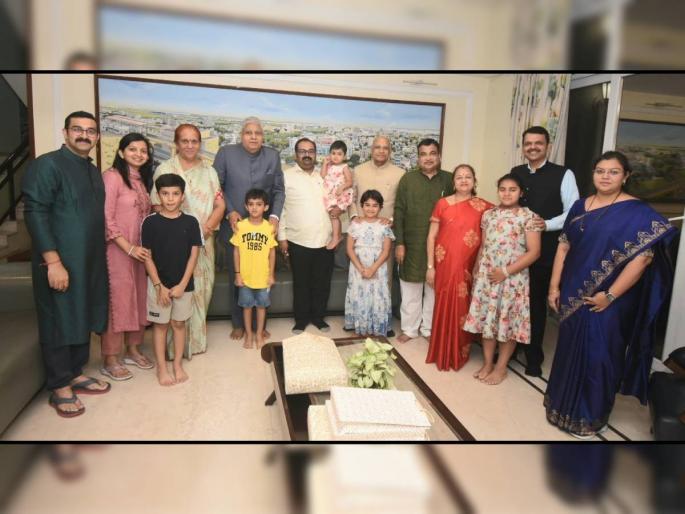 Vice President Dhankhad Sapatnik reached Gadkari's residence | उपराष्ट्रपती धनखड सपत्निक पोहोचले गडकरींच्या निवासस्थानी Vice President Dhankhad Sapatnik reached Gadkari's residence | उपराष्ट्रपती धनखड सपत्निक पोहोचले गडकरींच्या निवासस्थानी