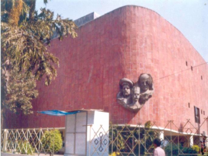 Affordability of seniors due to lack of seats in Gadkari in the name of repairs; Theatrical annoyed | दुरुस्तीच्या नावाखाली ‘गडकरी’त आसनांअभावी ज्येष्ठांची परवड; नाट्यरसिक नाराज Affordability of seniors due to lack of seats in Gadkari in the name of repairs; Theatrical annoyed | दुरुस्तीच्या नावाखाली ‘गडकरी’त आसनांअभावी ज्येष्ठांची परवड; नाट्यरसिक नाराज