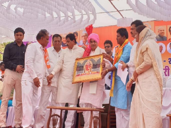 Nitin Gadkari is in Bhawal, Prakruti stable in Rahata | राहाता येथे नितीन गडकरी यांना भोवळ, प्रकृती स्थिर Nitin Gadkari is in Bhawal, Prakruti stable in Rahata | राहाता येथे नितीन गडकरी यांना भोवळ, प्रकृती स्थिर