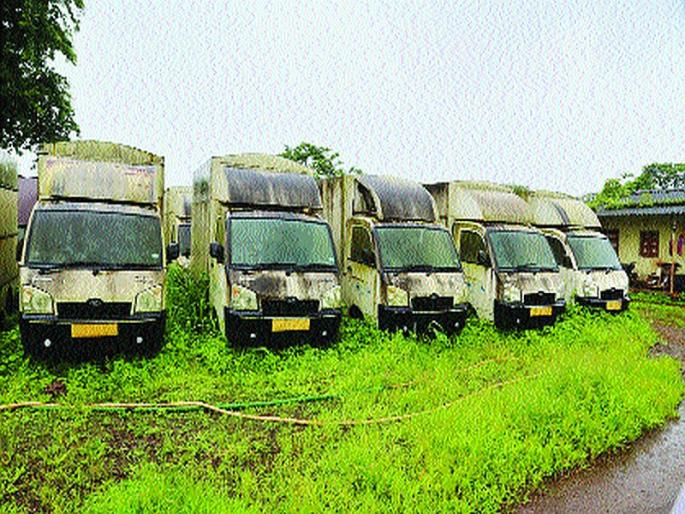 Three crore vehicles belonging to the youth of Matang community were destroyed | मातंग समाजातील तरुणांसाठीच्या तीन कोटींच्या गाड्या सडल्या Three crore vehicles belonging to the youth of Matang community were destroyed | मातंग समाजातील तरुणांसाठीच्या तीन कोटींच्या गाड्या सडल्या