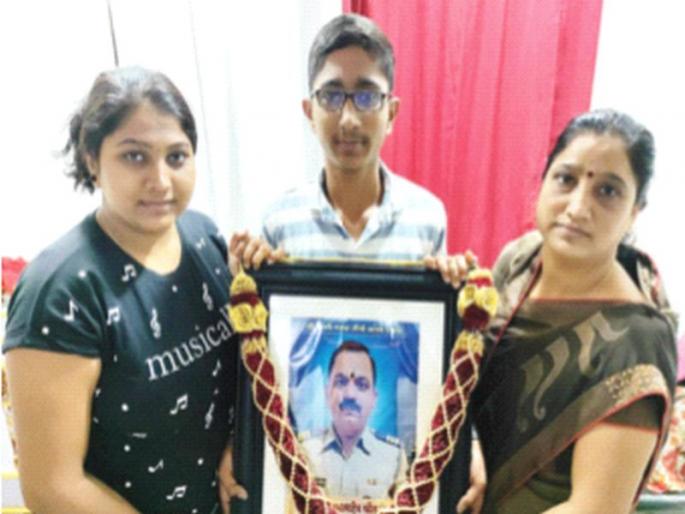 Support will be given to the sons of the police by carrying the burden of the family | पोलीसपुत्रांनी कुटुंबाचा भार उचलल्याने मिळणार आधार; १९ जणांना नियुक्तीपत्र Support will be given to the sons of the police by carrying the burden of the family | पोलीसपुत्रांनी कुटुंबाचा भार उचलल्याने मिळणार आधार; १९ जणांना नियुक्तीपत्र