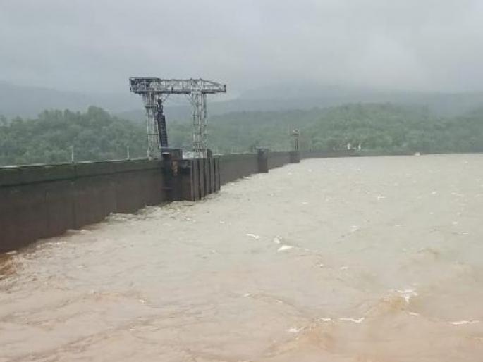 Rainfall in Kolhapur; 1400 cusecs of water released from Radhanagari dam, 27 dams under water | कोल्हापुरात पावसाची उघडझाप; राधानगरी धरणातून १४०० क्युसेक पाण्याचा विसर्ग, २७ बंधारे पाण्याखाली Rainfall in Kolhapur; 1400 cusecs of water released from Radhanagari dam, 27 dams under water | कोल्हापुरात पावसाची उघडझाप; राधानगरी धरणातून १४०० क्युसेक पाण्याचा विसर्ग, २७ बंधारे पाण्याखाली