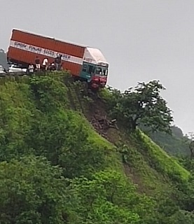 Container crash in cramped wharf, | करुळ घाटात कंटेनरला अपघात, दरीत कोसळता कोसळता बचावला Container crash in cramped wharf, | करुळ घाटात कंटेनरला अपघात, दरीत कोसळता कोसळता बचावला