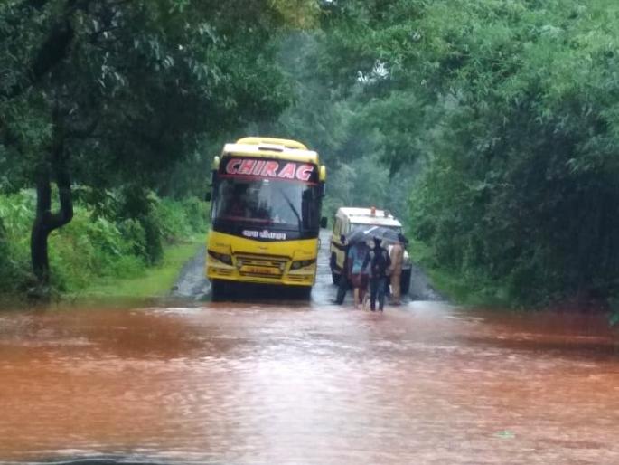 Kolhapur-Gaganbawda road blockade; Traffic via Fondaghat | कोल्हापूर-गगनबावडा मार्ग ठप्प; वाहतूक फोंडाघाटमार्गे, कोकणाकडे जाणारी वाहतुक बंद Kolhapur-Gaganbawda road blockade; Traffic via Fondaghat | कोल्हापूर-गगनबावडा मार्ग ठप्प; वाहतूक फोंडाघाटमार्गे, कोकणाकडे जाणारी वाहतुक बंद