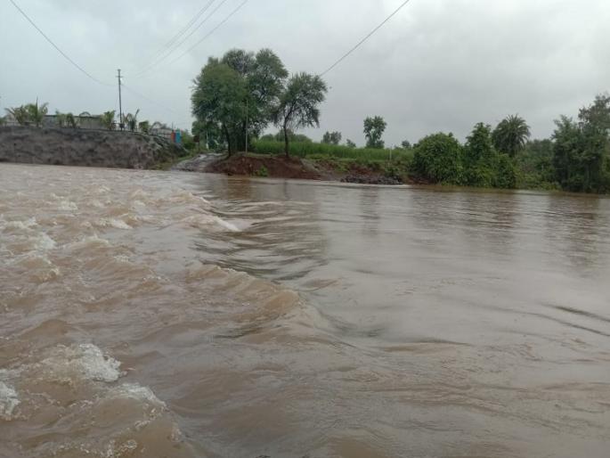 Gahunje Salumbre Sakav bridge went under water; Inconvenience of farmers and workers | गहुंजे - साळुंब्रे साकव पूल गेला पाण्याखाली; शेतकरी व कामगारांची गैरसोय Gahunje Salumbre Sakav bridge went under water; Inconvenience of farmers and workers | गहुंजे - साळुंब्रे साकव पूल गेला पाण्याखाली; शेतकरी व कामगारांची गैरसोय