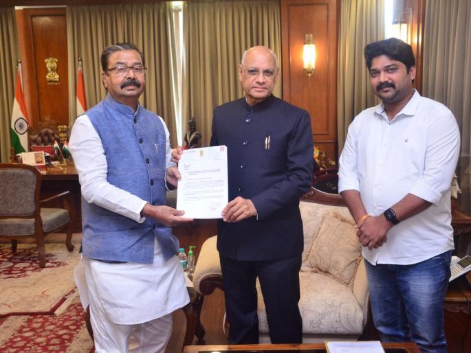 re absorb the temporary employees of the university of mumbai gajanan Kirtikar meet the governor | मुंबई विद्यापीठाच्या अस्थायी कर्मचा-यांना पुन:श्च सेवेत सामावून घ्या; गजानन कीर्तिकर यांनी घेतली राज्यपालांची भेट re absorb the temporary employees of the university of mumbai gajanan Kirtikar meet the governor | मुंबई विद्यापीठाच्या अस्थायी कर्मचा-यांना पुन:श्च सेवेत सामावून घ्या; गजानन कीर्तिकर यांनी घेतली राज्यपालांची भेट