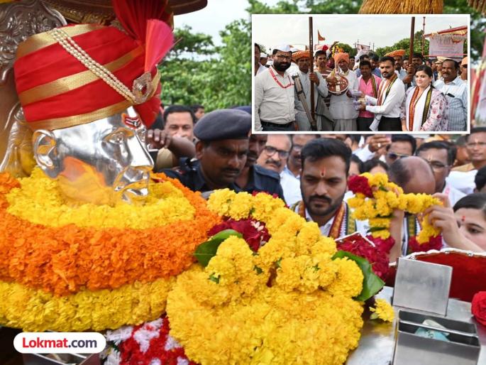 sant gajanan maharaj palkhi arrive in solapur | संत गजानन महाराज पालखीचे सोलापूर जिल्ह्यात आगमन; जिल्हा परिषदेने केले जल्लोषात स्वागत