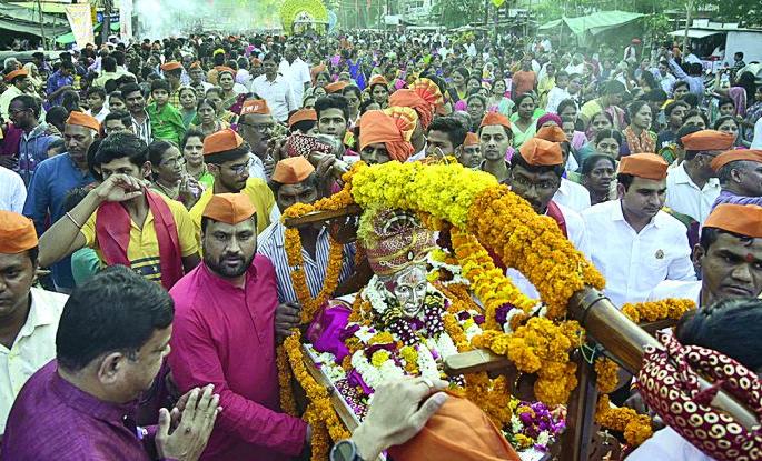 Palakhi Parikrama of Sant Gajanan Maharaj departed in Nagpur with Rajbabhvi manner | नागपुरात राजवैभवी थाटात निघाली संत गजानन महाराजांची पालखी परिक्रमा Palakhi Parikrama of Sant Gajanan Maharaj departed in Nagpur with Rajbabhvi manner | नागपुरात राजवैभवी थाटात निघाली संत गजानन महाराजांची पालखी परिक्रमा