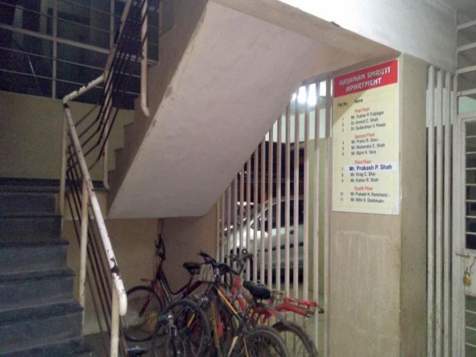 Firing by the pistol: Taken up to three and a half million rupees | पिस्तुलने गोळीबार : साडेतीन लाख रूपयांची रोकड लांबविली Firing by the pistol: Taken up to three and a half million rupees | पिस्तुलने गोळीबार : साडेतीन लाख रूपयांची रोकड लांबविली