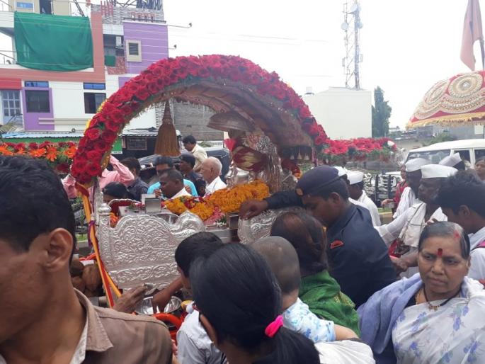 Gajananan Maharaj's Palkhi entered the city of Parbhani | गजानन महाराज यांची पालखी परभणी शहरात दाखल Gajananan Maharaj's Palkhi entered the city of Parbhani | गजानन महाराज यांची पालखी परभणी शहरात दाखल