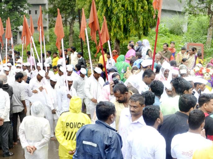 Rana of Shegavichi falls in Solapur district, welcome to the city | शेगावीचा राणा सोलापूर जिल्ह्यात दाखल, शहरात झाले जल्लोषात स्वागत Rana of Shegavichi falls in Solapur district, welcome to the city | शेगावीचा राणा सोलापूर जिल्ह्यात दाखल, शहरात झाले जल्लोषात स्वागत