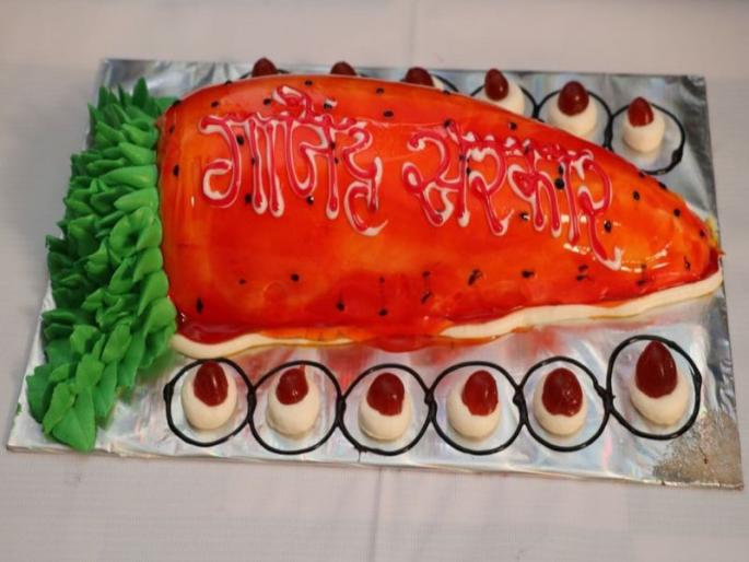 NCUI protested against Union government's ban on cutting carrot cake | गाजराच्या आकाराचा केक कापून एनएसयुआयने केला केंद्र सरकारचा निषेध NCUI protested against Union government's ban on cutting carrot cake | गाजराच्या आकाराचा केक कापून एनएसयुआयने केला केंद्र सरकारचा निषेध