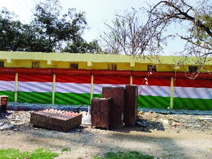 The business colonies in the monastery are still locked | मनाठ्यातील व्यापारी गाळे अद्यापही कुलूपबंद अवस्थेत The business colonies in the monastery are still locked | मनाठ्यातील व्यापारी गाळे अद्यापही कुलूपबंद अवस्थेत